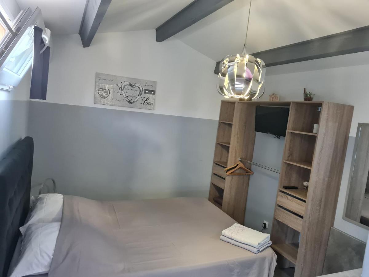 Chambre Cosy Avec Terrasse Apartment Arles Ngoại thất bức ảnh